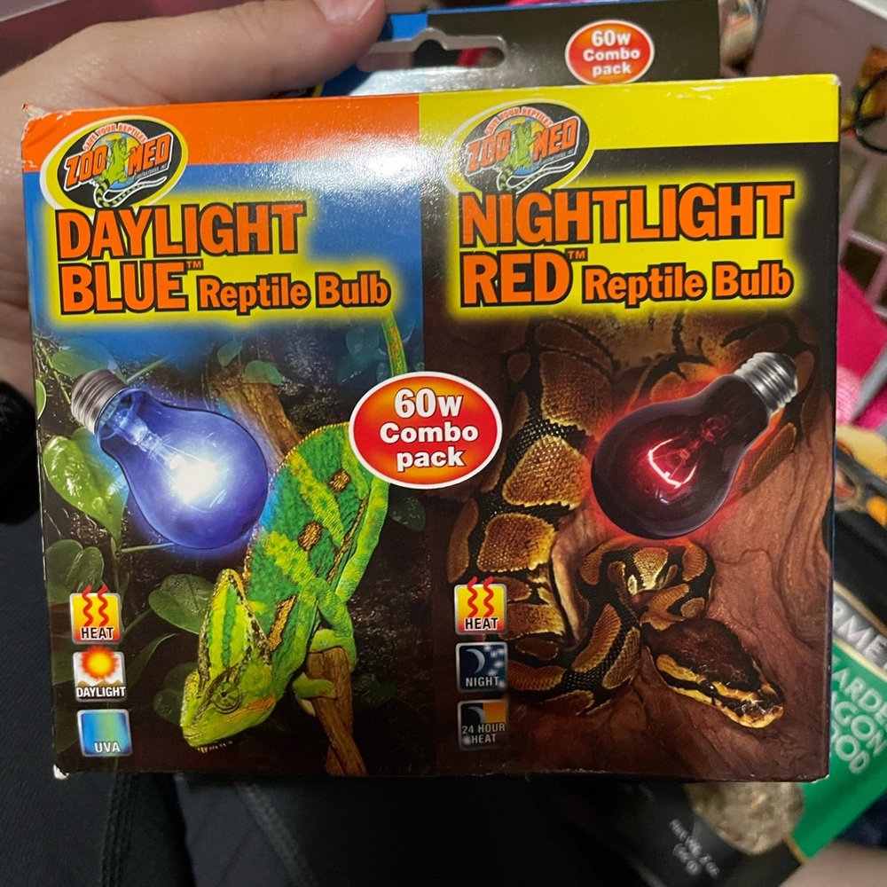 Zoomed daylight/nightlight combo bulbs